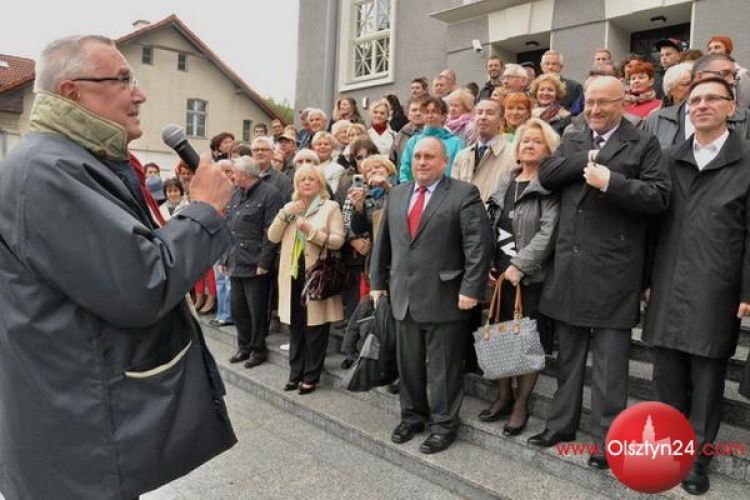 Olsztynianie ponownie na pamiątkowej fotografii z Teatrem Jaracza