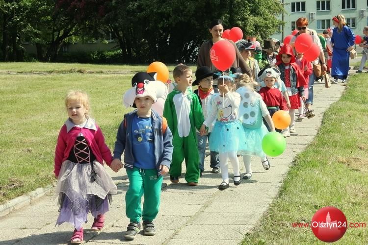 Osiedlową Paradą Bajek zainaugurowano Dni Literatury Dziecięcej w MBP