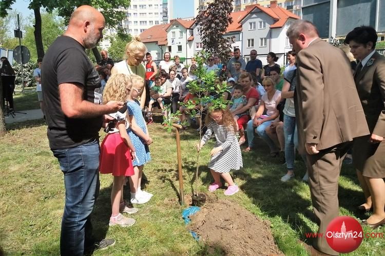 Pacjenci szpitala dziecięcego posadzili dąb na 100-lecie niepodległości Polski