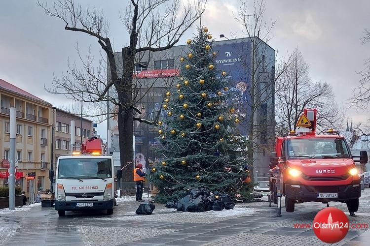 Miejska choinka już stoi na placu przed ratuszem. Rozbłyśnie podczas świętowania imienin Mikołaja