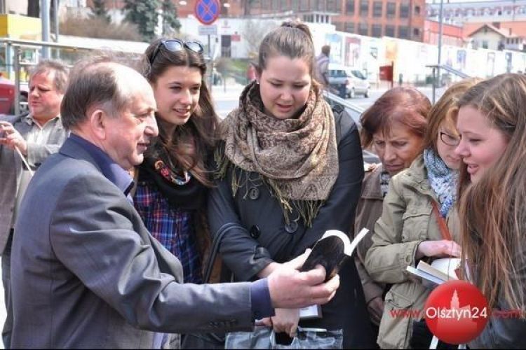 „Książka zamiast marihuany” - SLD promuje czytelnictwo