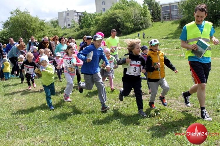 Biegali z książkami w rękach