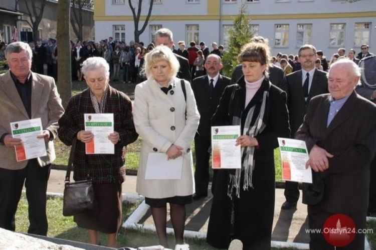 Policjanci opiekunami Dębu Pamięci