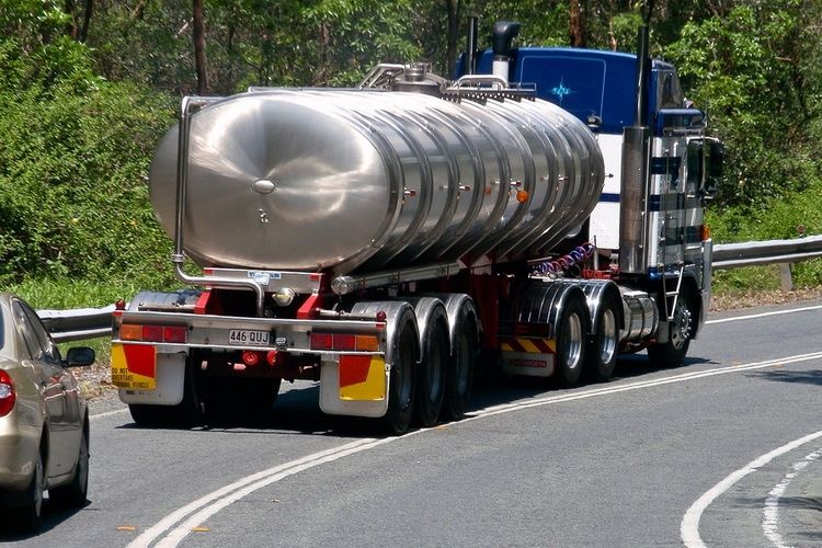 Czym jest transport ADR i jakie obowiązki ciążą na przewoźniku?