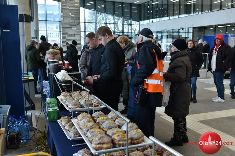 Dworzec Olsztyn Główny oficjanie otwarty przez PKP. Pączki, kawa i gadżety dla podróżnych na osłodę 